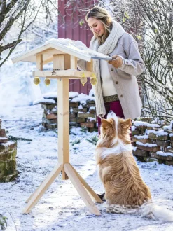 Dehner Natura Premium Futterhaus Karwendel, natur, inkl. Ständer Alpstein, ca. B84,3/H127,2/T84,3 cm